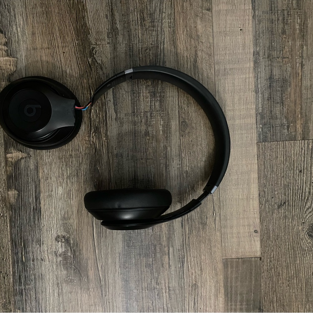Black Beats Stu Pro with Case and Accessories